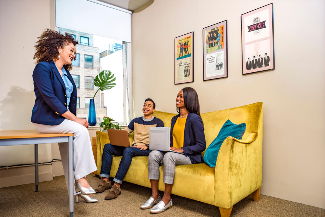Team arbeitet an einem Laptop im Bereich Online Marketing