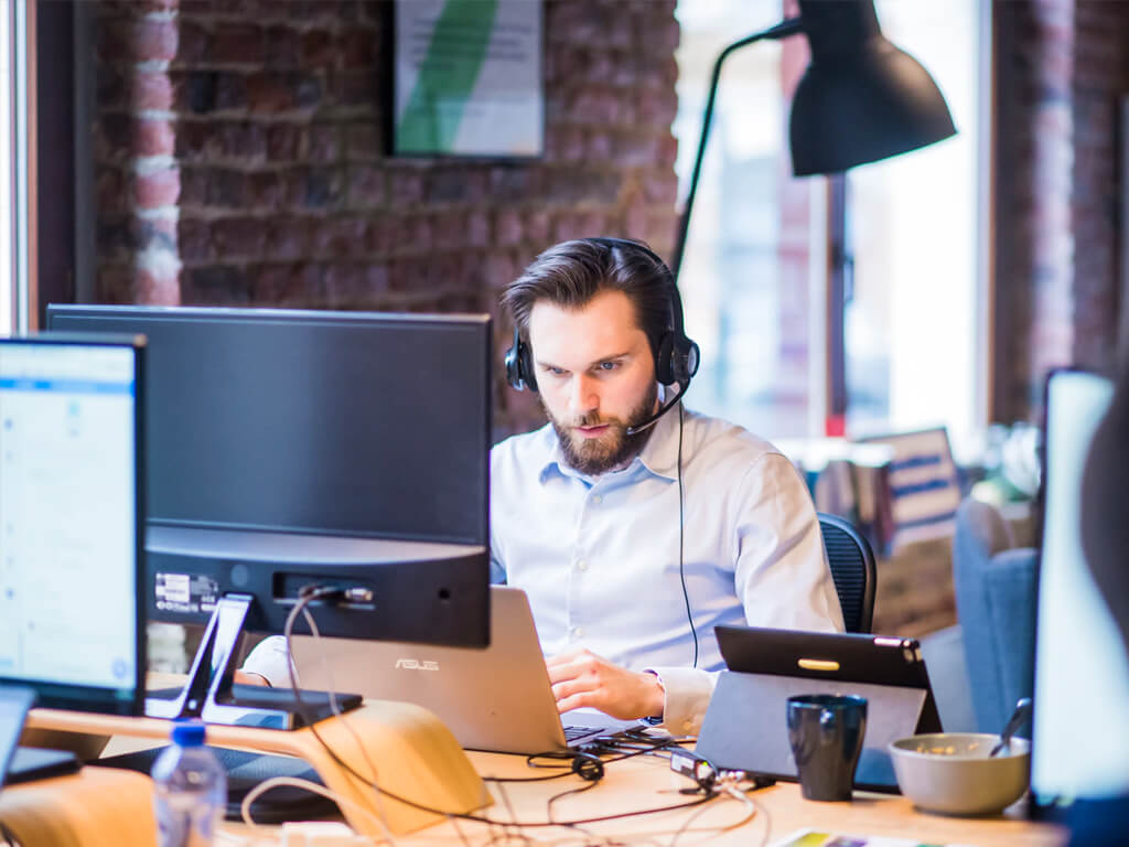 Teilnehmende beim Lernen in einem Online Marketing Kurs